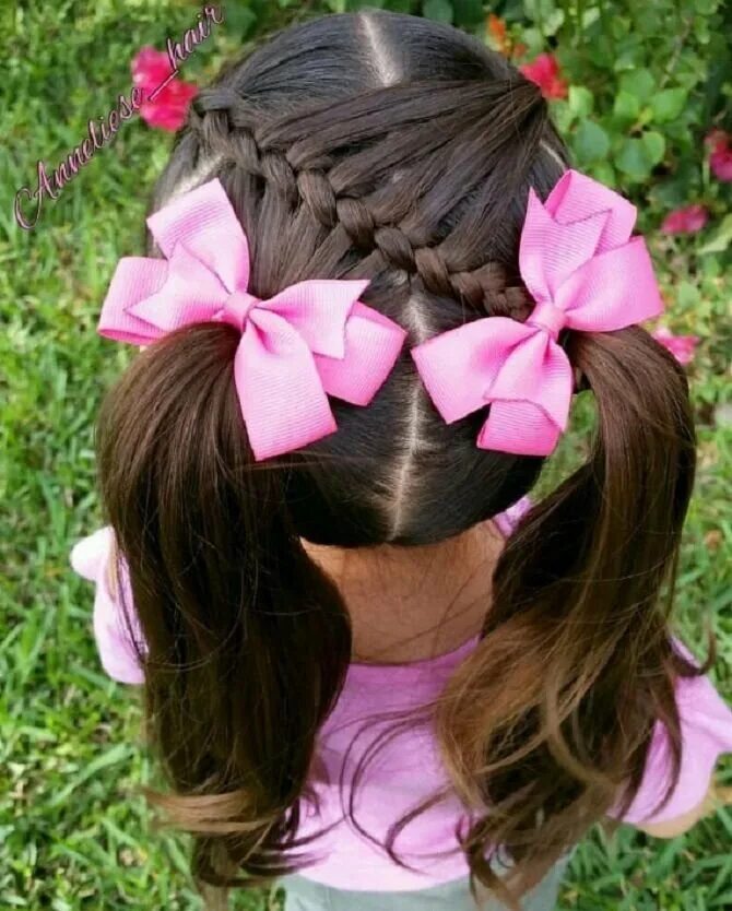 Прическа с большим бантом. Прическа с бантиками для девочки. Детские прически с бантиками. Прическа с бантом для девочки. Прическа для девочки с 2 бантами.
