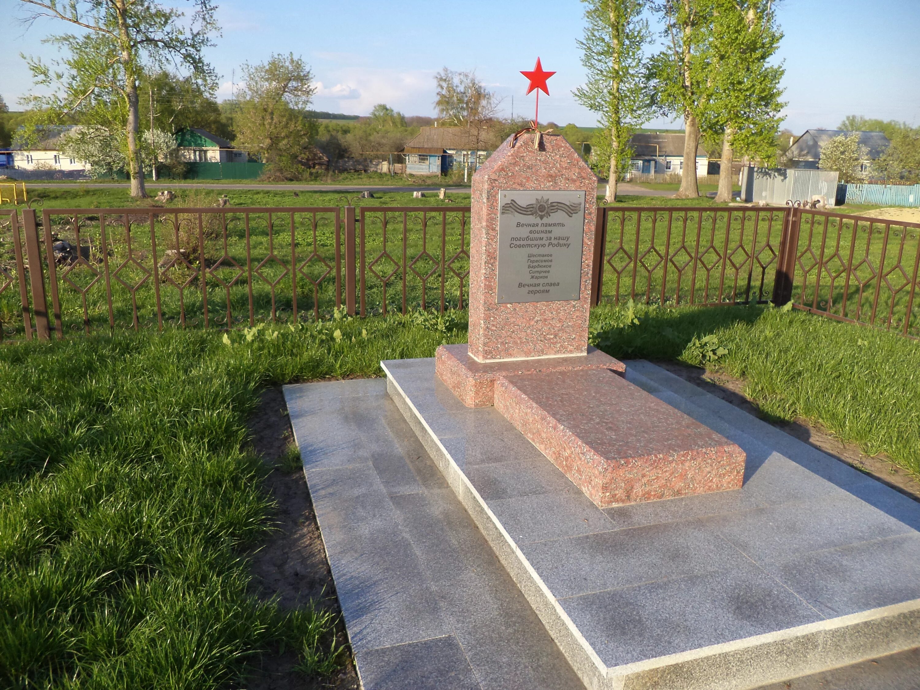 Ольховатка воронежская область храм. Курская ольховатка. Ольховатка курская область. Ольховатка братская могила. Обелиск с ольховатка курская область.