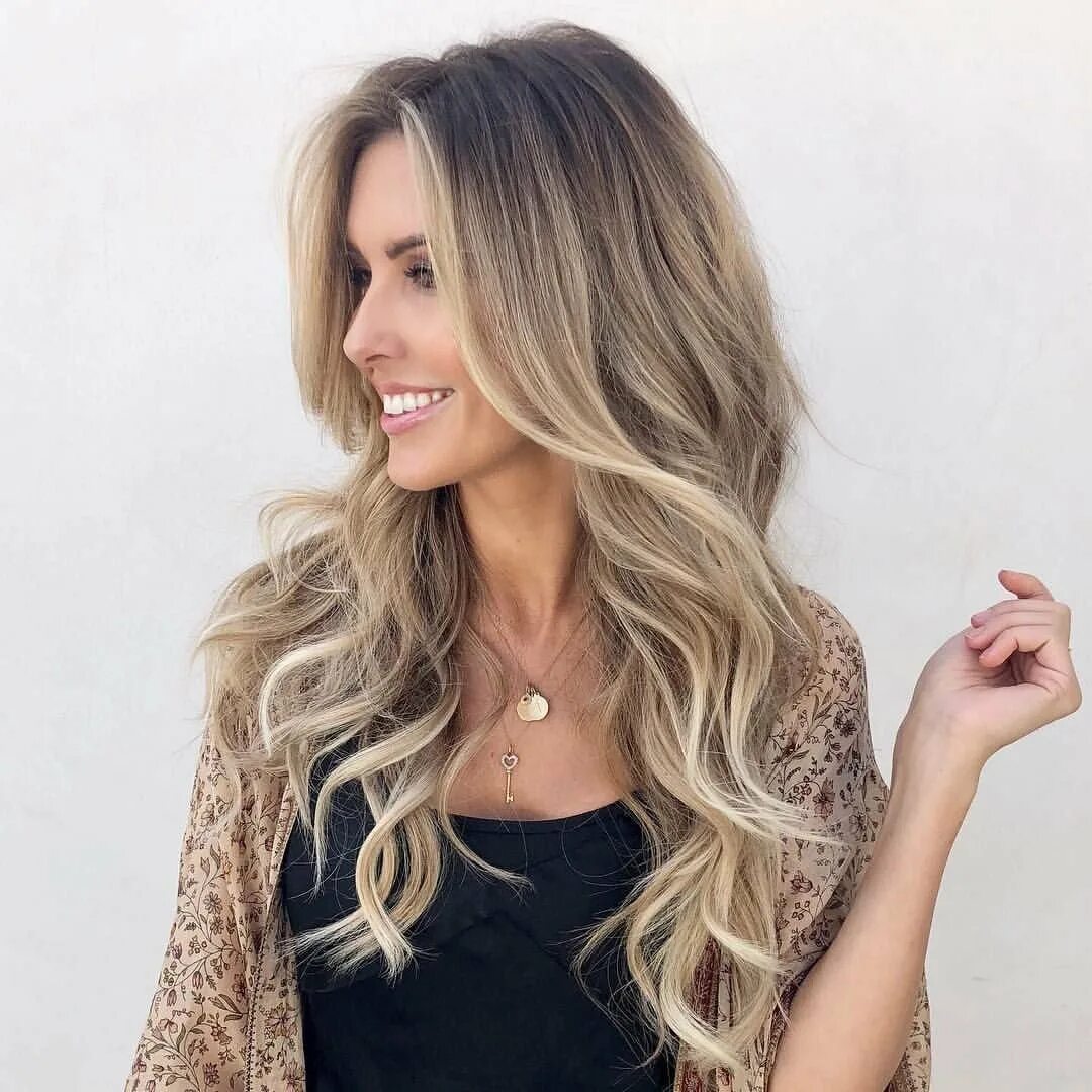 Тёмные корни и светлые концы на волосах. Шатуш балаяж брондирование. Тёмные корни и светлые волосы. Шатуш темные корни и светлые концы. Светлые пряди на русых волосах.