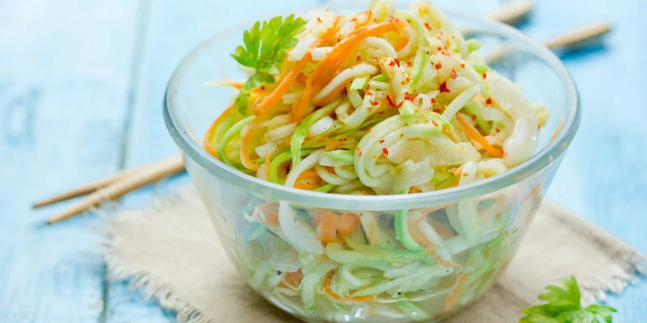 Кабачки по-корейски на зиму. Салат из фунчозы с овощами простой. Салат по корейски на зиму. Салат из кабачков по-корейски быстрый. Салат из цукини по-корейски.