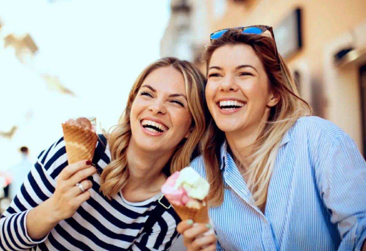 Три подруги ржут. Девушка смеется. Женщина смеется. Две девушки смеются. Подруги смеются.