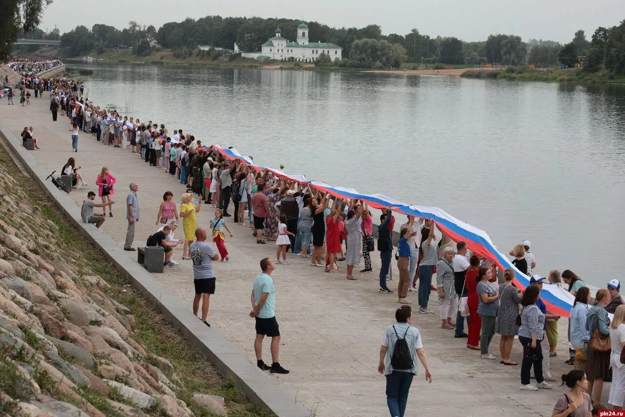 День псковского флага. Псков набережная. Кострома набережная. Набережная реки. Псков набережная реки Великой.