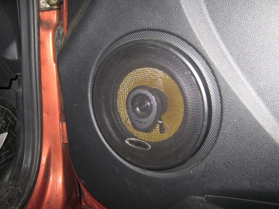 Accent 2008 задние динамики. Колонки scout овалы. Динамики skylor овалы. Подиумы для овалов. Динамики в полку сандеро.