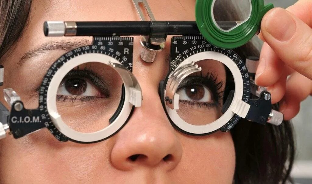 Очки для коррекции астигматизма. Очки для коррекции зрения аппарат. Коррекция астигматизма линзами. Очки для коррекции миопии.