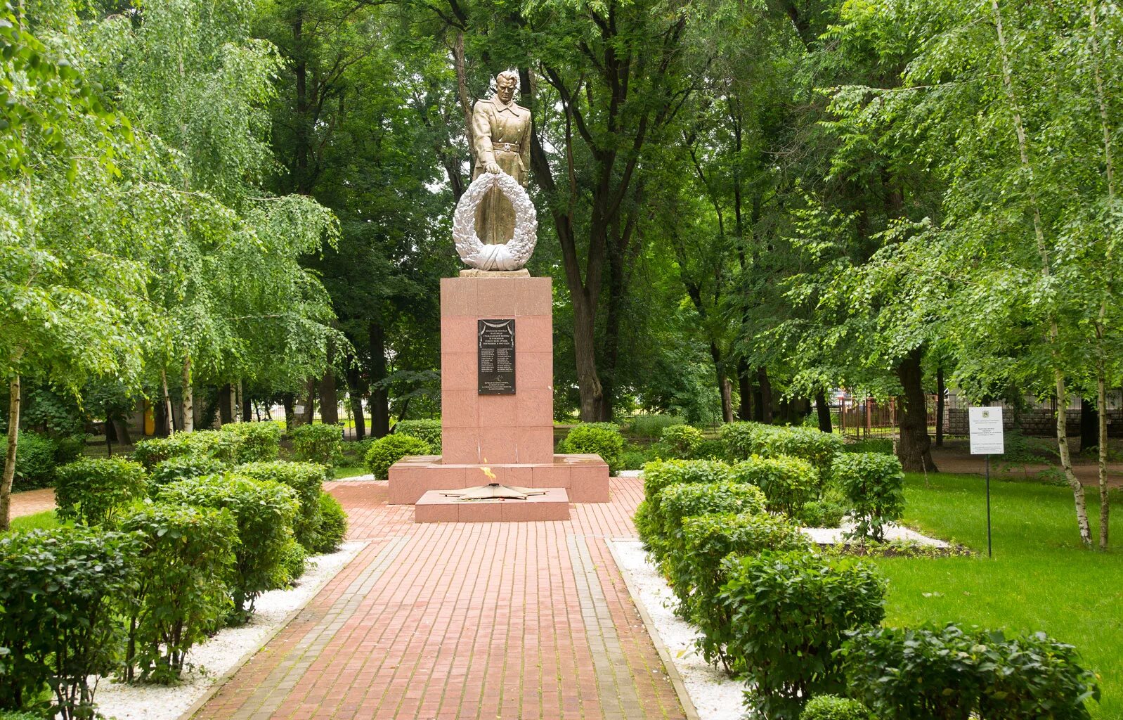 Новоалександровск ставропольский край улицы. Новоалександровск Ставропольский край. Новоалександровск Ставропольский край парк. Памятники города Новоалександровска Ставропольского края. Город Новоалександровск Ставропольский край природа.