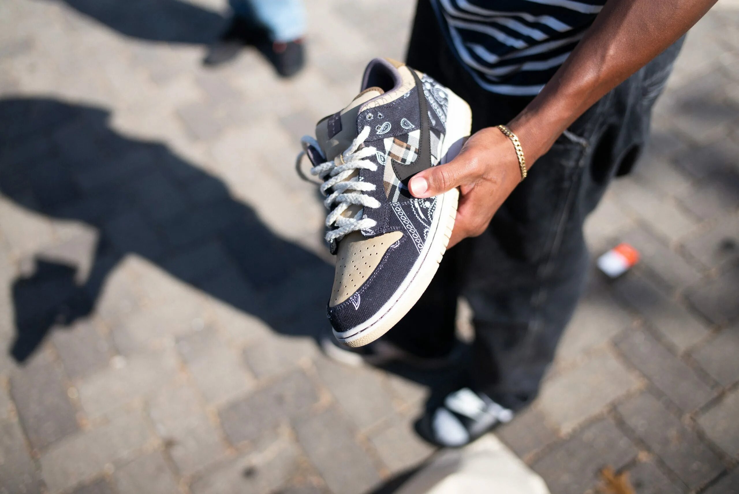 Как завязывать найки данки. Nike SB Dunk Travis Scott. Nike Dunk Travis Scott. SB Dunk Travis Scott. Nike Dunk Low Travis Scott.