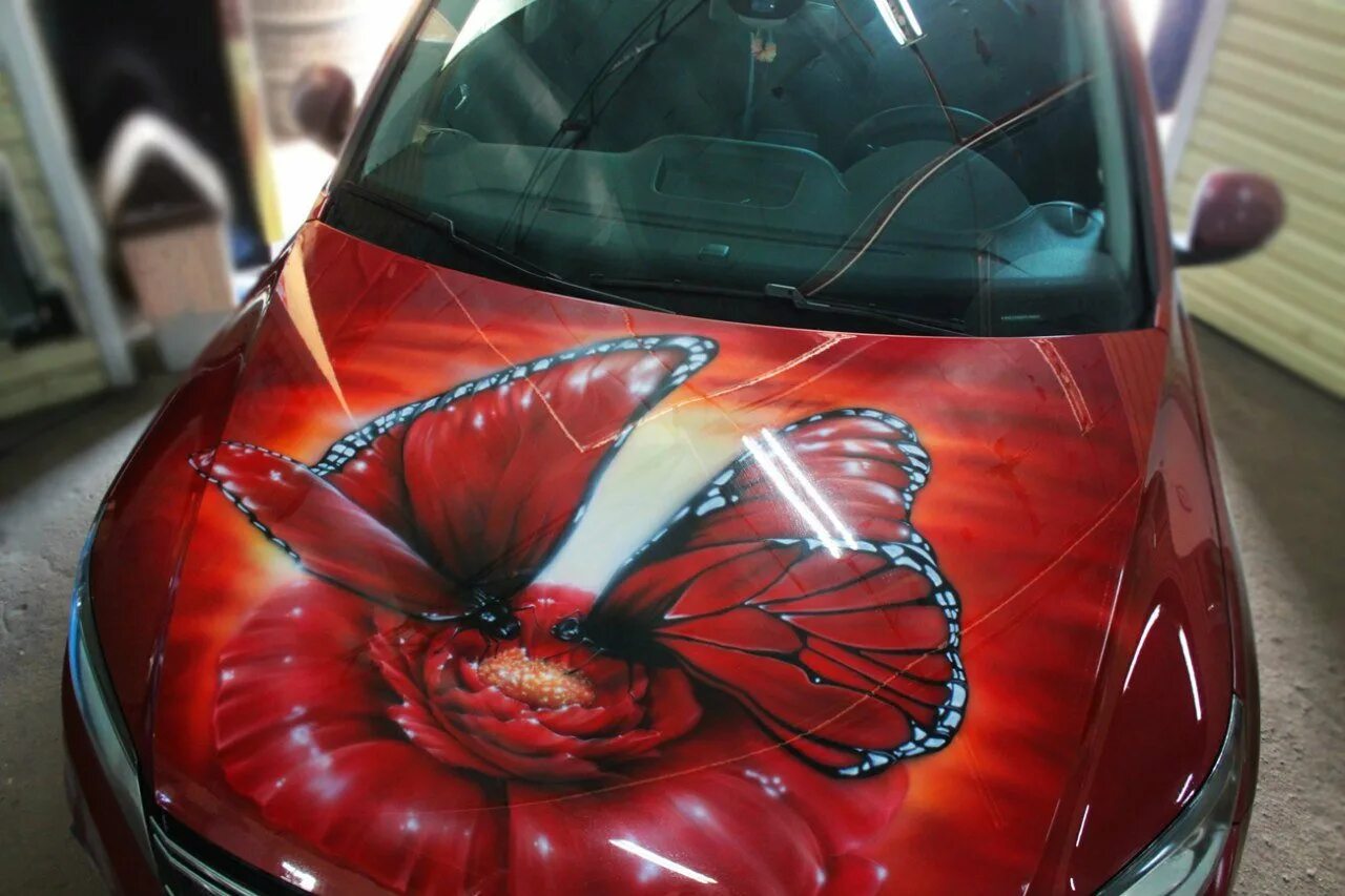 современная аэрография. аэрография на машине. аэрография на авто город. аэрография на машине. красивая аэрография.