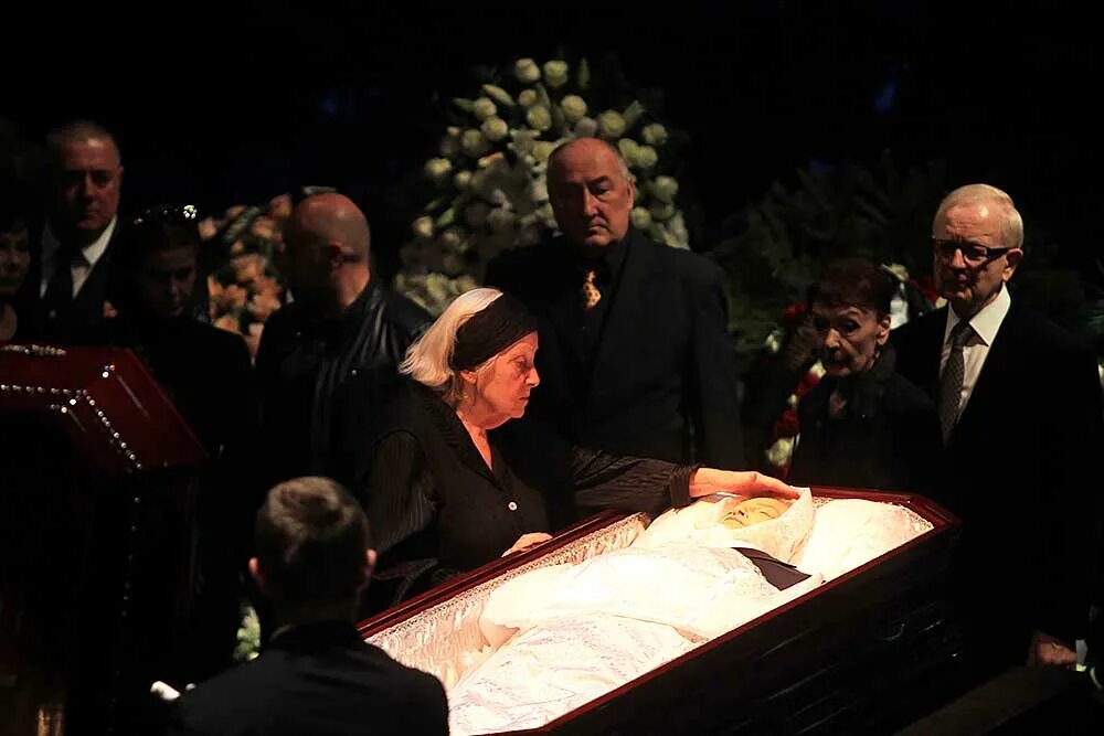 Где похоронили сына моргуновой. Похороны Элины Быстрицкой.