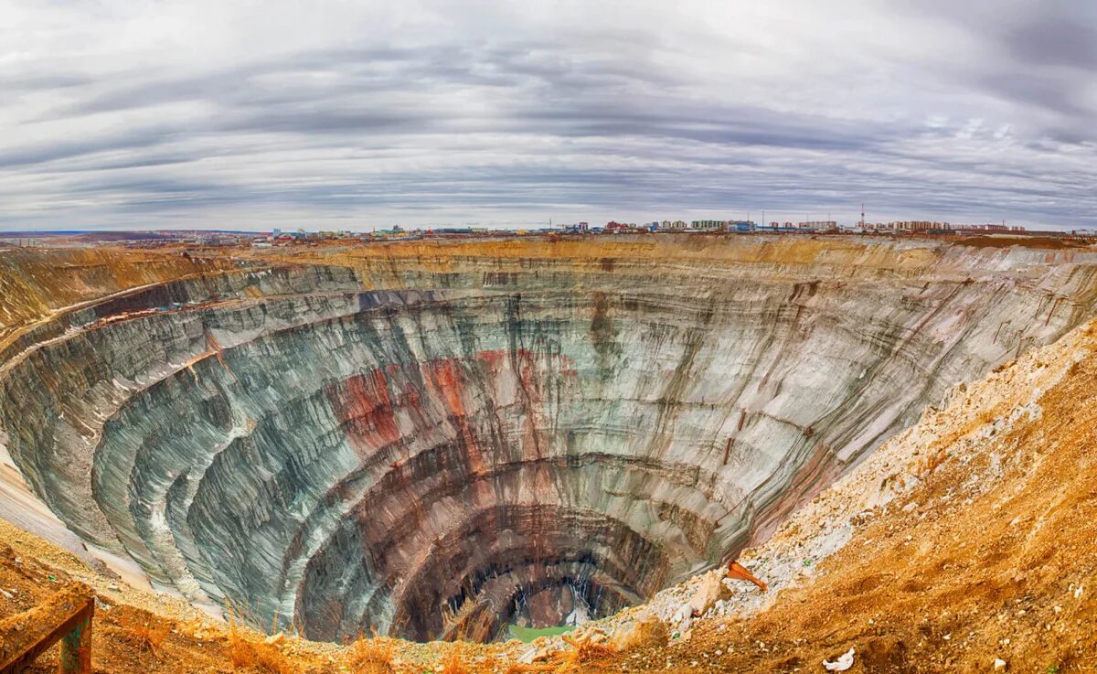 Мир (кимберлитовая трубка). Алмазная трубка мир Якутия. Алмазная шахта мир Якутия. Заброшенная алмазная шахта мир Якутия.