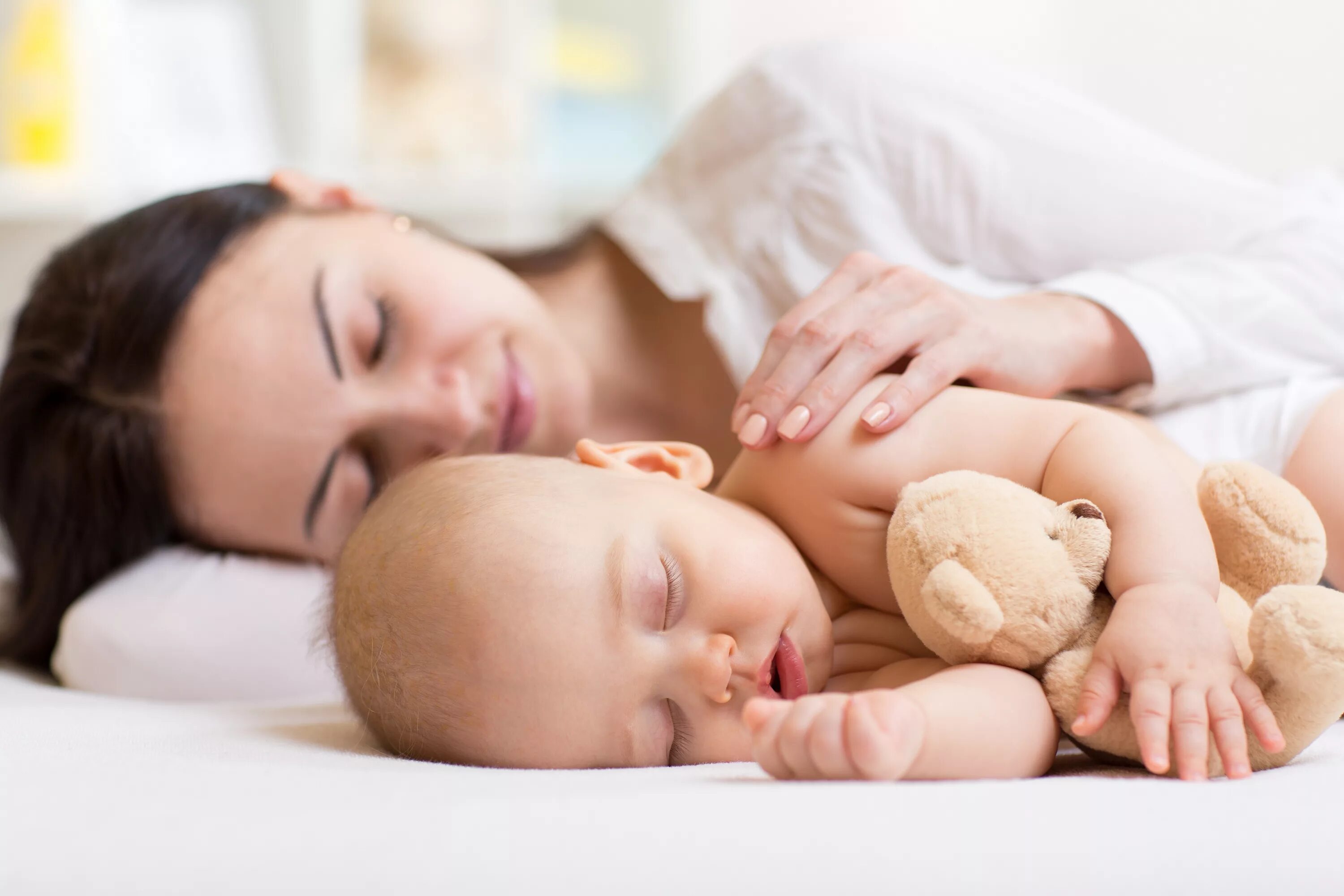 Sleeping drinking mom. Малыш и мама. Мама с новорожденным ребенком. Мать с грудным ребенком. Мама с ребенком сон.