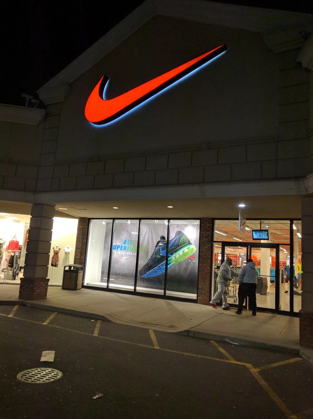 Найк где магазины. Сухум найк магазин. Nike zighai. Nike stor. Ближайший магазин найк.