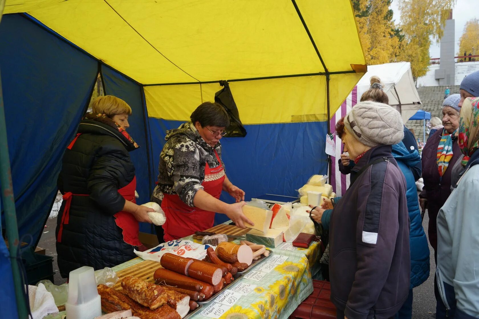 Продовольственная ярмарка пройдет. Продовольственная ярмарка. ярмарка продовольствия. сезонные ярмарки саратов. обоянь продуктовая ярмарка.