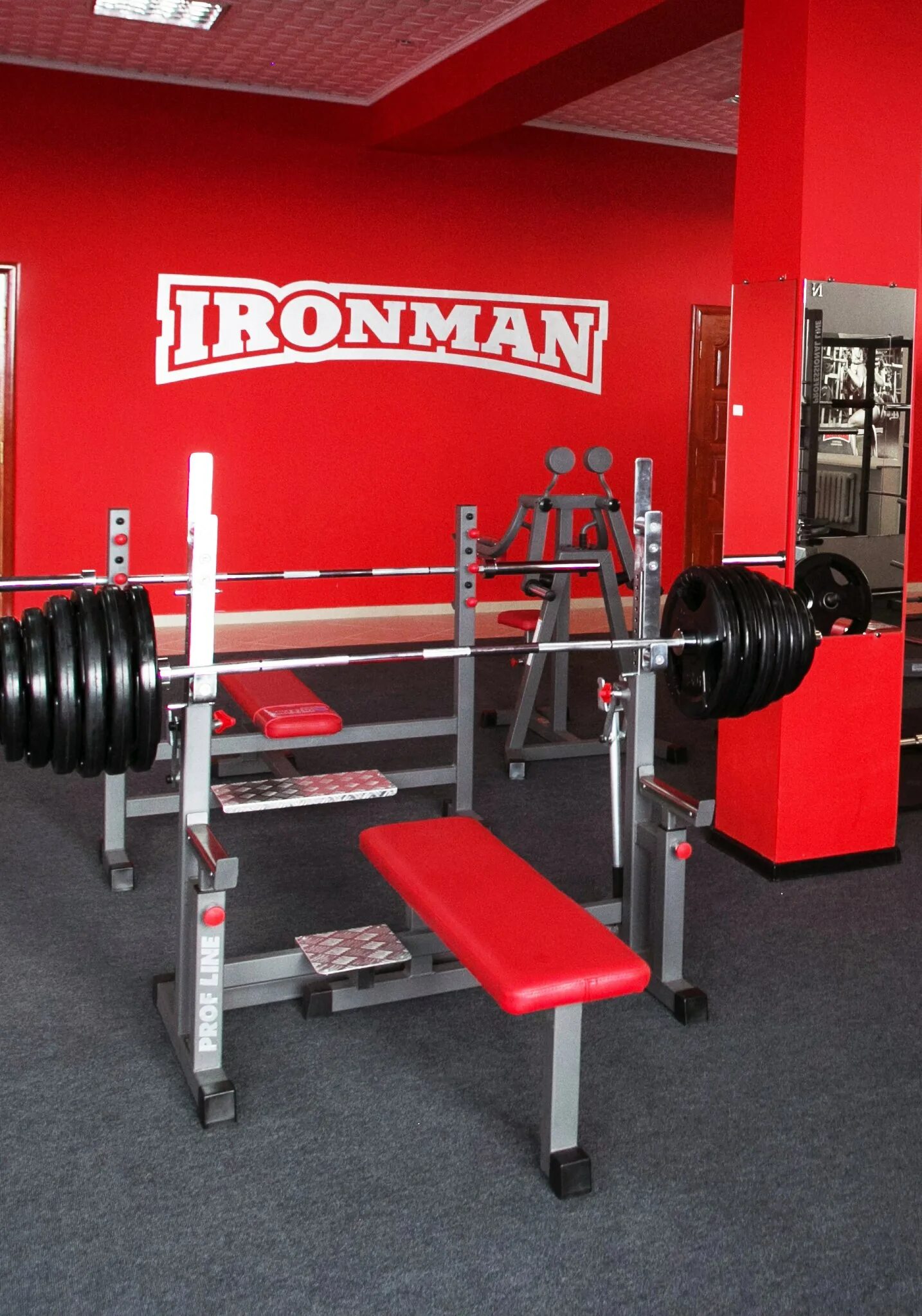 самый красивый спортзал. тренажерный зал. фитнес клуб в темных тонах. тренажерный зал красный. покрытие пола спортивного зала.