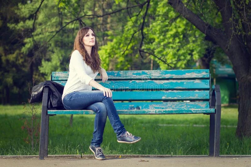 Молодой девушка сидят лице. Женщина на скамейке в парке. Сидит на скамейке. Позы на скамейке. Девушка на лавке в парке.