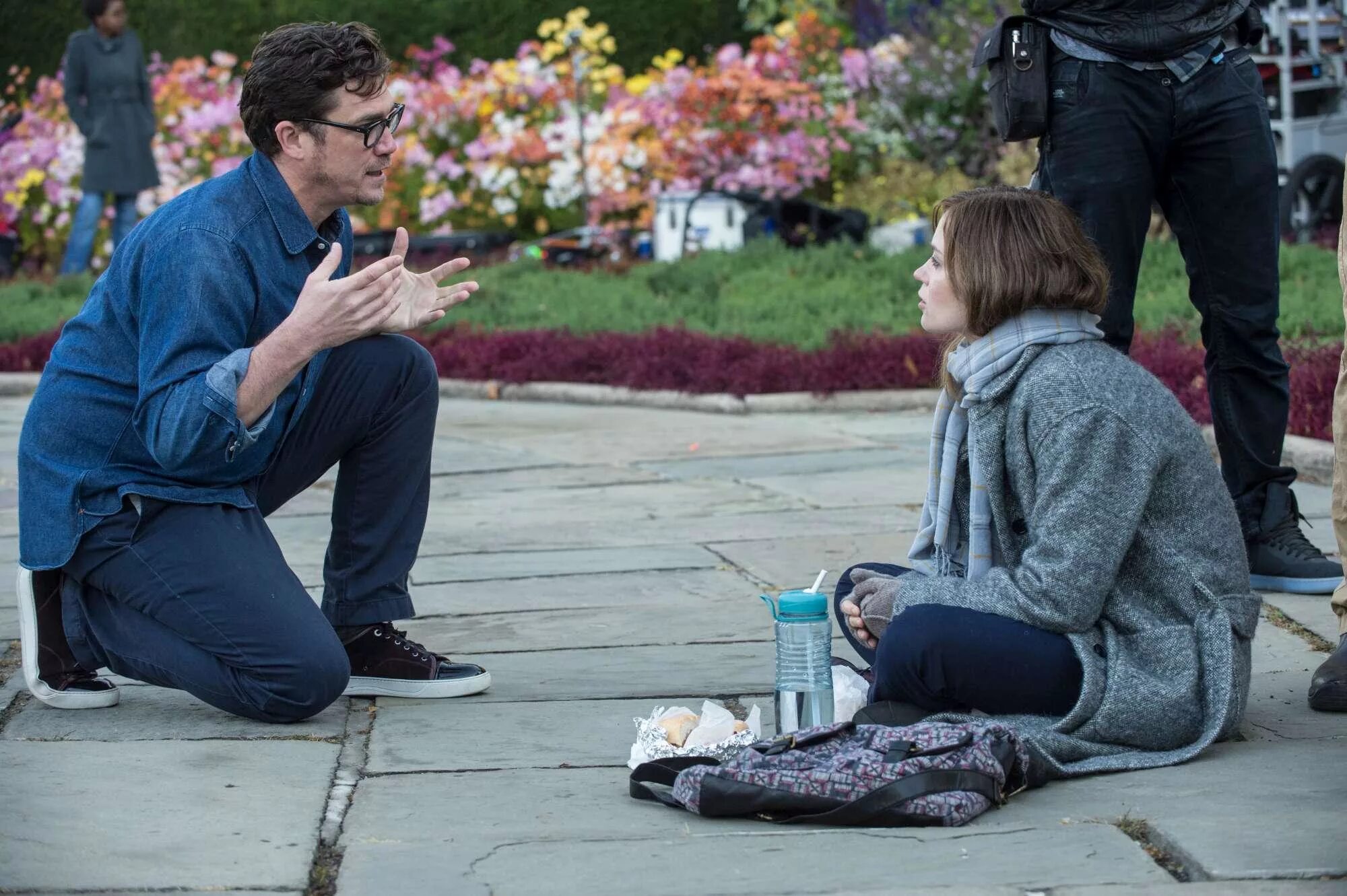 Парень останавливает. Жест успокойся. Человек отрицает. The girl on the train фильм. Человек показывает стоп.