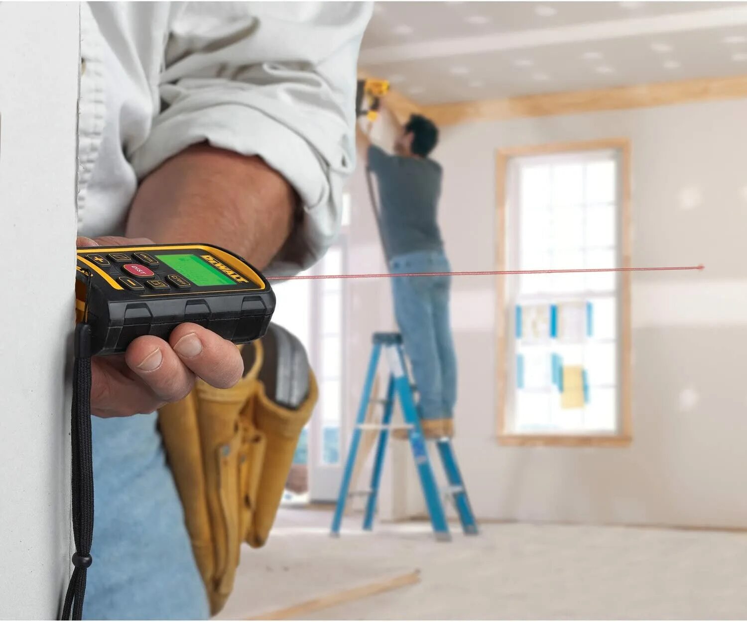 Замерщик натяжных. Требуется замерщик натяжных потолков. Замерщик натяжных. Замерщик. Монтаж потолка.