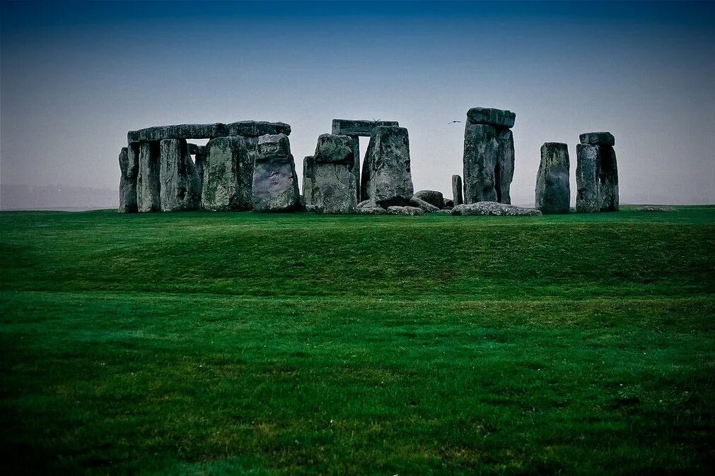 The famous stonehenge. Стоунхендж. Стоунхендж Великобритания Вертикаль. Стоунхендж Эстетика. Stonehenge Дубай.