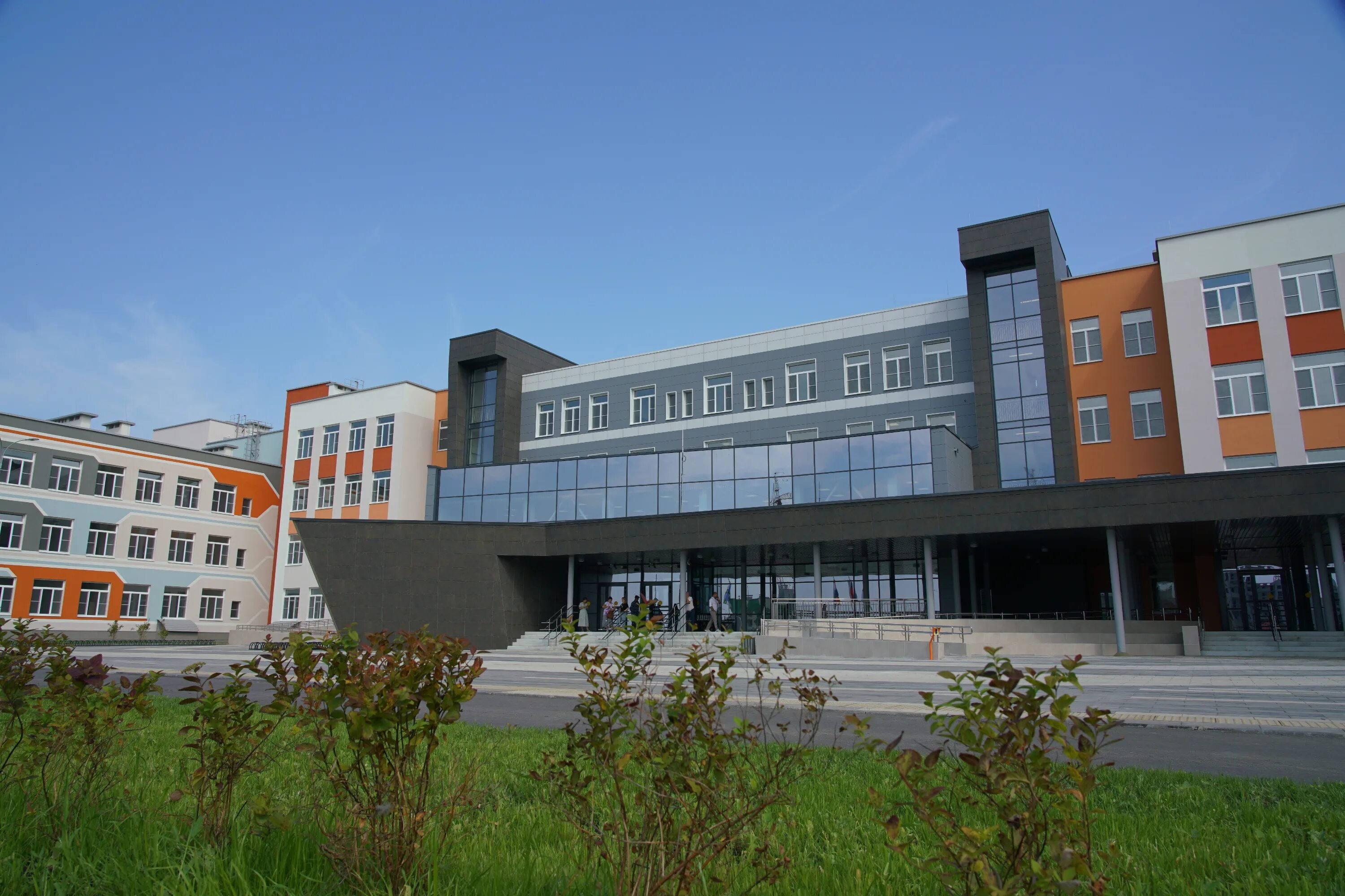 строительство школы. в городе построили школу. строительство школы. школа новый город чебоксары.