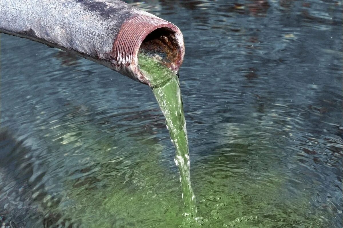 Сброс отходов в воду. Сточные воды в реку. Загрязнение водоемов. Выбросы в воду. Сточные воды загрязнение.