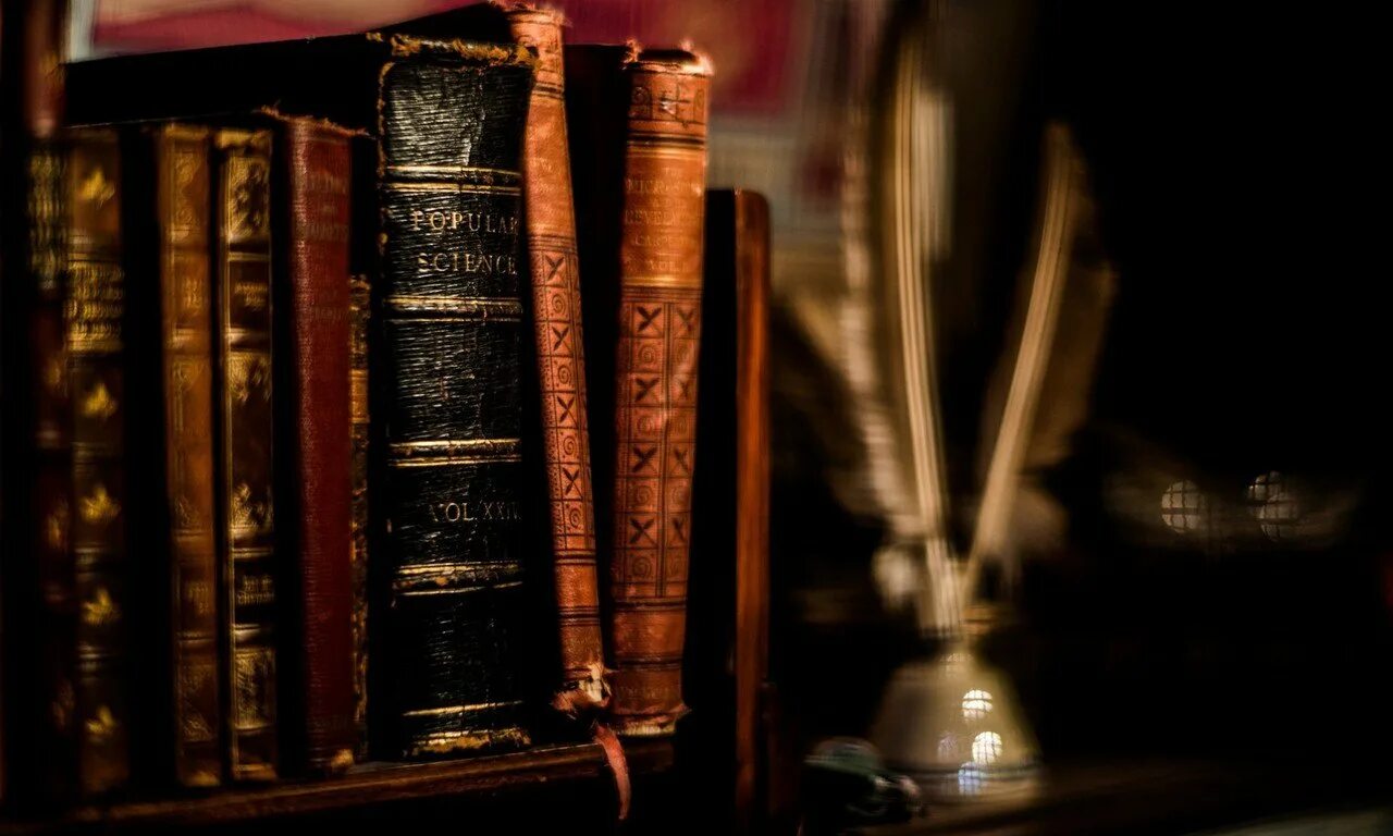 Книги темная история. Книги обои. Старинные книги. Фон книги. Красивый фон с книгами.