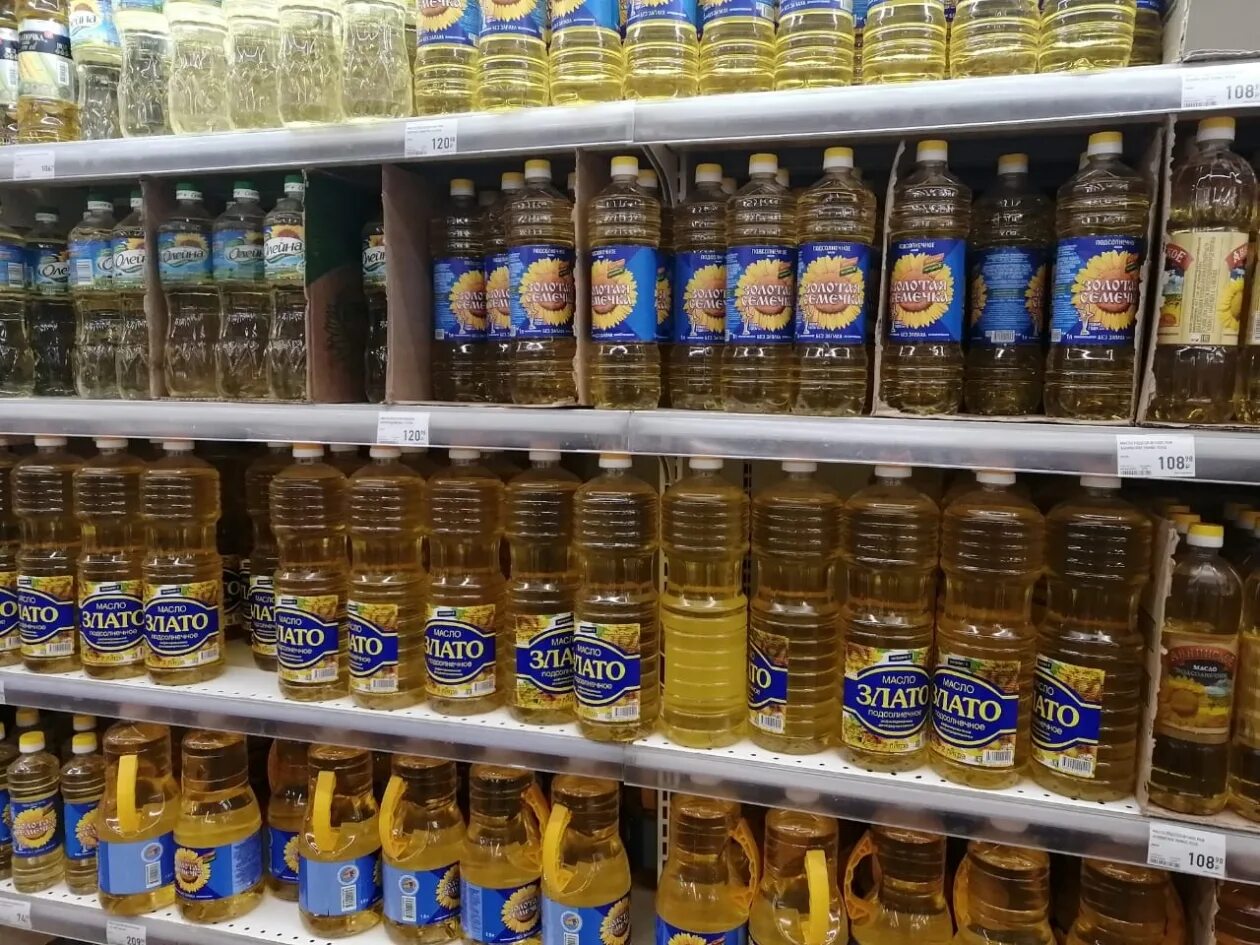 выкладка растительного масла в магазине. масло растительное полка. выкладка подсолнечного масла. ассортимент растительных масел в магазине. магазин подсолнечное масло.