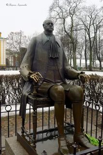 Памятник петру маленькая голова