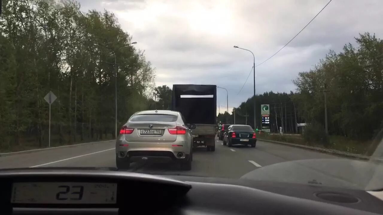 Пересек двойную сплошную на камеру
