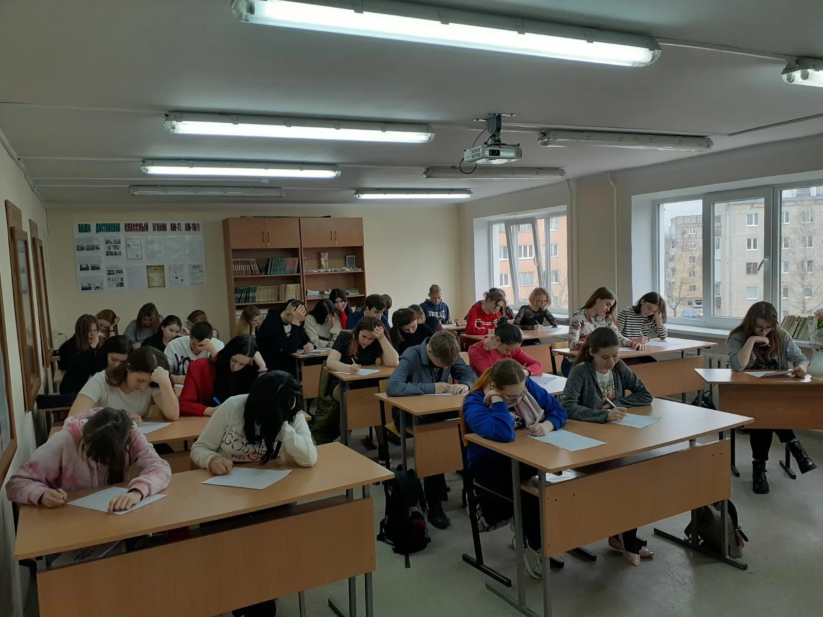 216 аудитория мгимо. Студенты тиу. Студентки в институте. Урфу библиотека сотрудники. Аудитория людей.