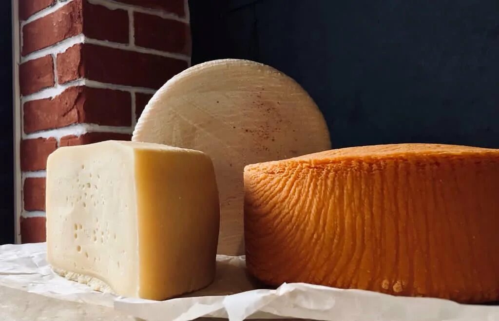 Премиальная сырная тарелка. Буква с похожа на сыр. Сыр с дырочками название. Месяц виде сыра. Луна из сыра.