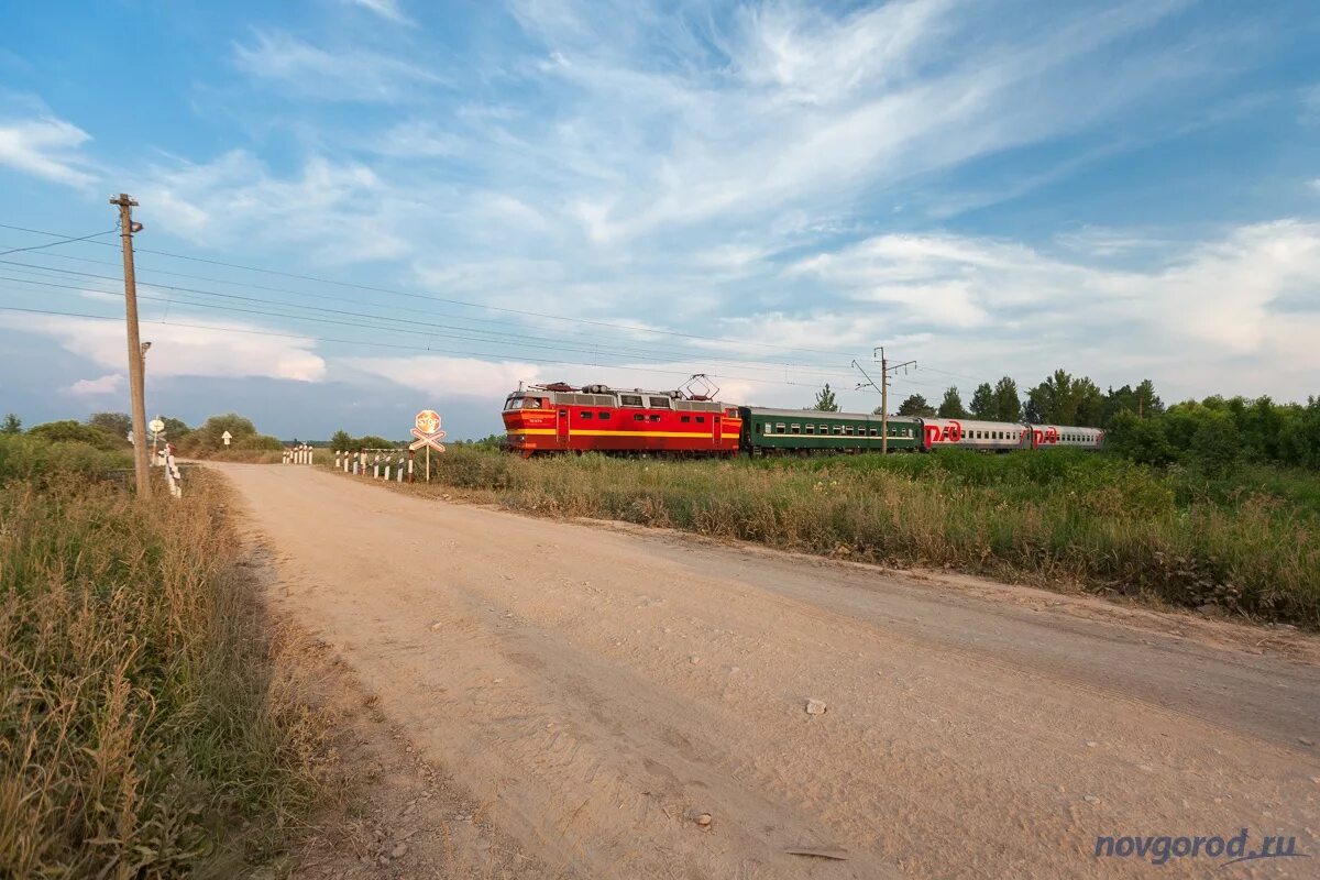 Железная дорога в деревне. ЖД В деревне. Железная дорога в селе. ЖД переезд в деревне. ЖД переезды в селах.