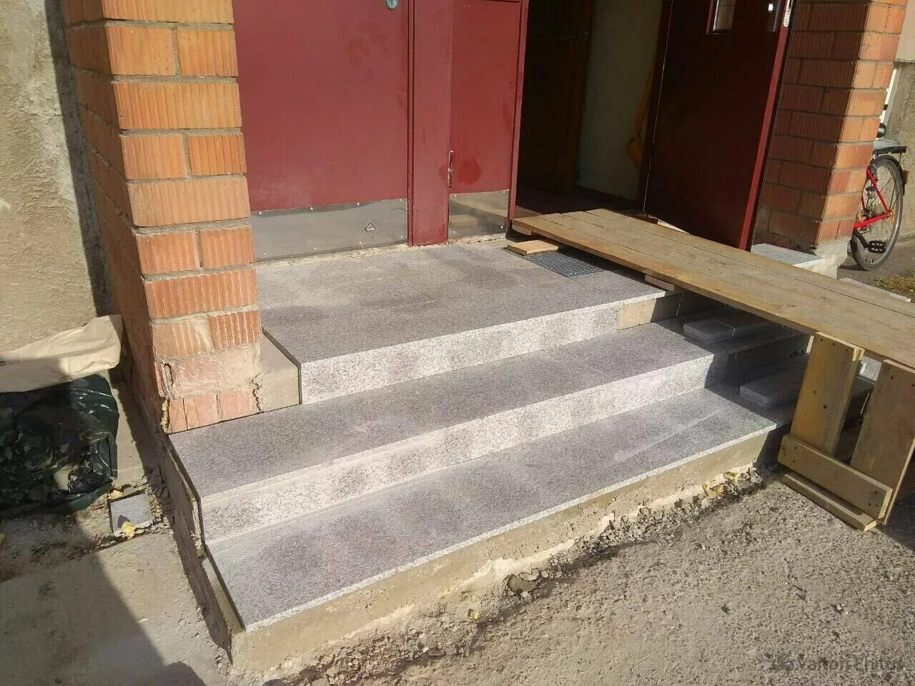 Реконструкция крыльца. Ремонт крыльца. Демонтаж бетонного крыльца. Ступени внутри крыльца. Починка крыльца.