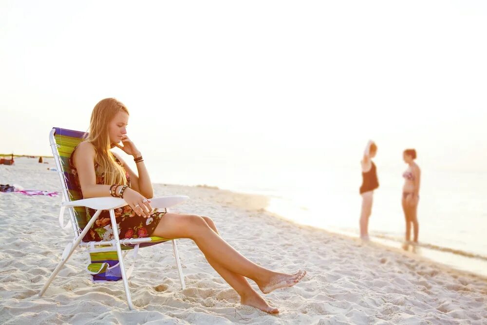 Загорать на пляже. Люди загорают на пляже. Загар на пляже. Sit on the beach