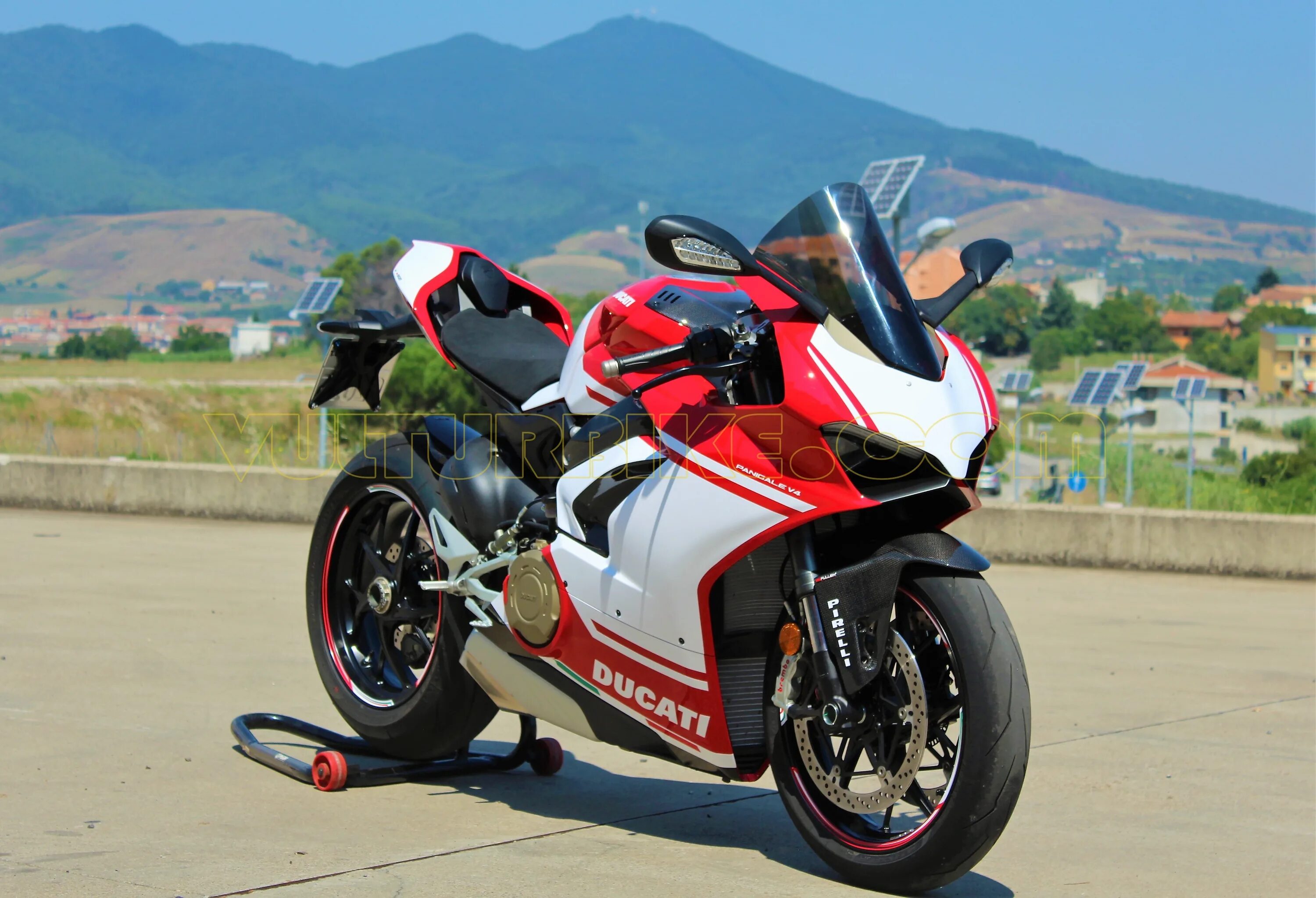 Tuono v4 2021. V 4л. Aprilia rsv4 2022. Ducati panigale v4 red. Aprilia rsv4 1100 factory 2021.