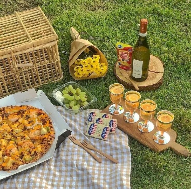 Что взять на природу кроме еды. Еда на пикник. Пикник еда идеи. Продукты на пикник. Еда на пикник летом.