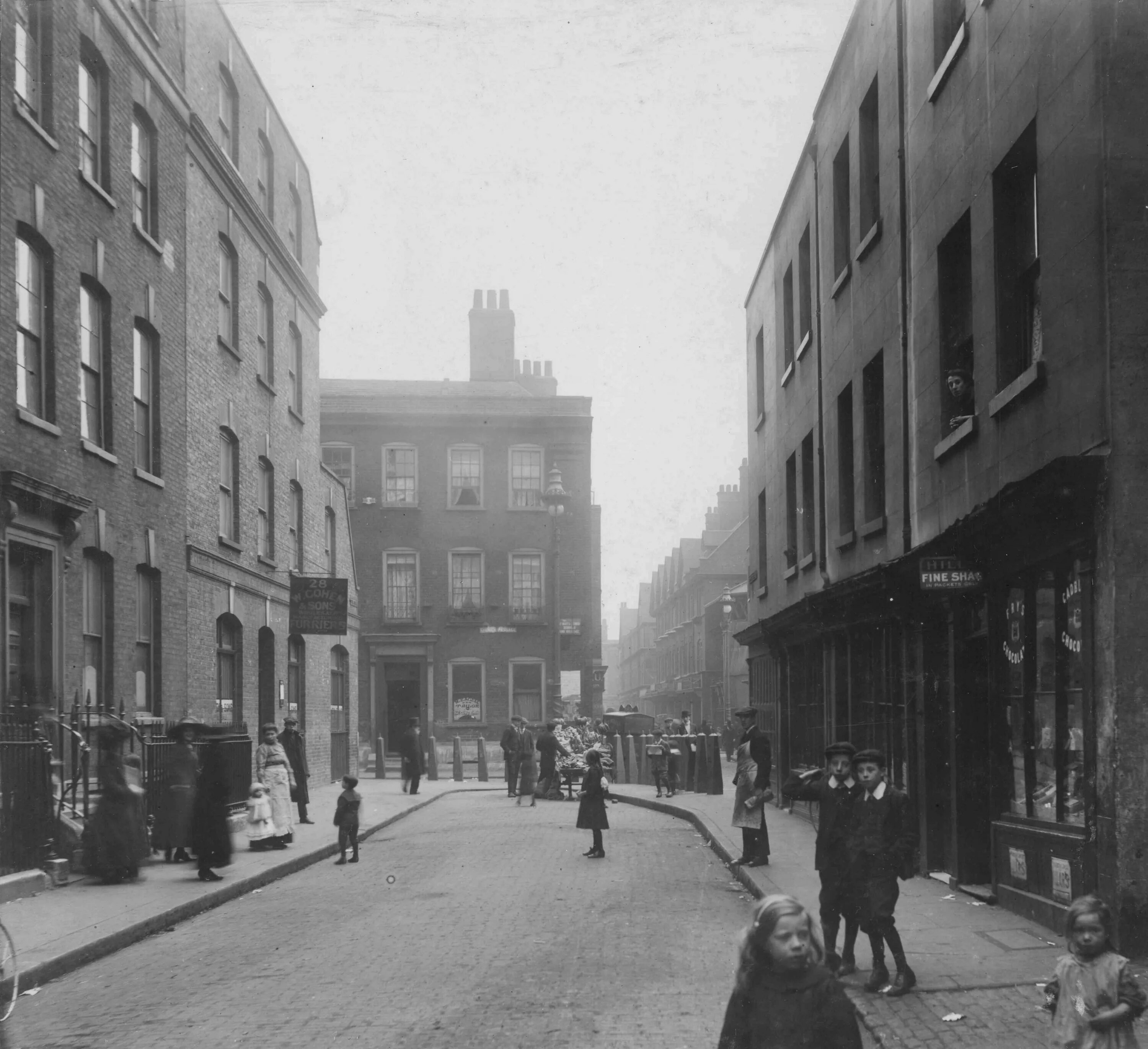 Centuries ago people. Спиталфилдс Лондон. Лондон 1912. Улица Стрэнд в Лондоне 19 век. Трущобы Лондона 19 века.