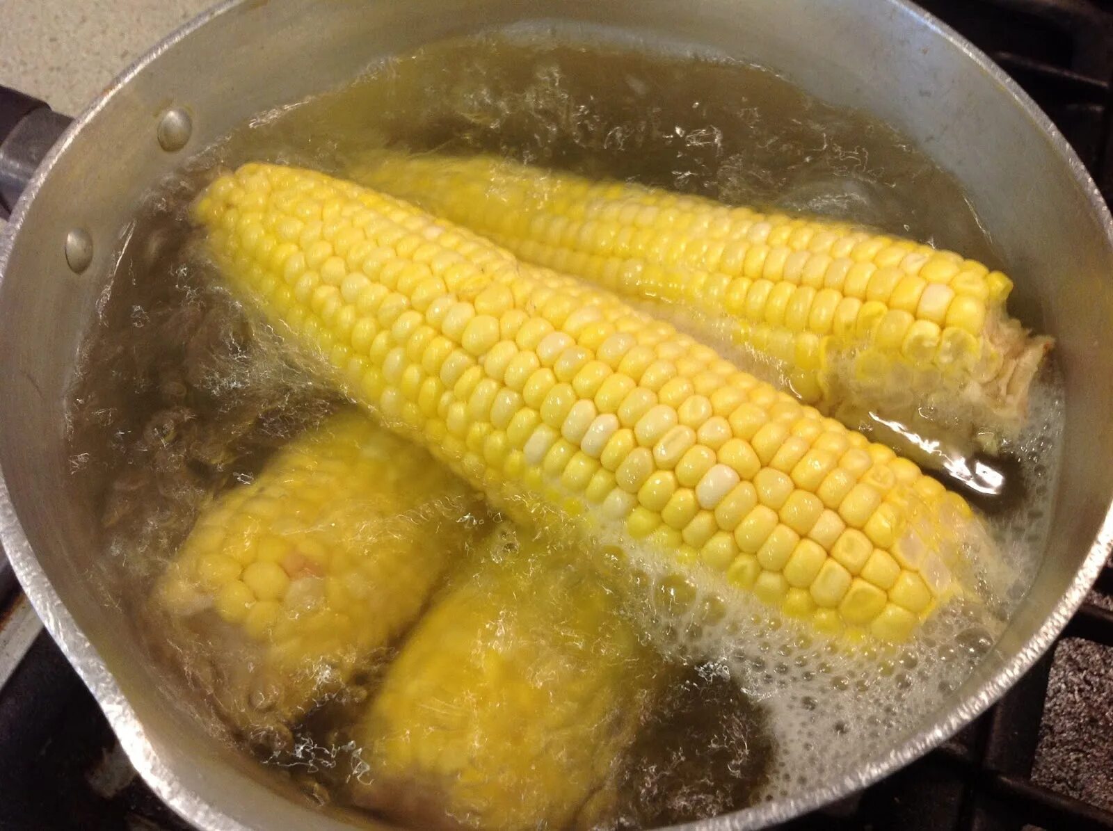 Варить початках в кастрюле. Вареная кукуруза. Кукуруза отварная. Вареная кукуруза в кастрюле. Горячая кукуруза вареная.
