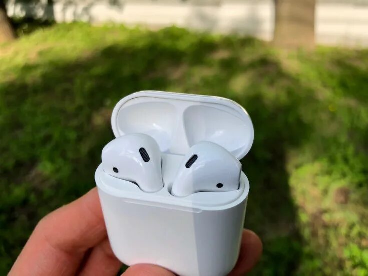 Аирподсы 2 поколения. Аирподс 1 поколения. AIRPODS 1 поколение. Аирподсы 1 и 2.