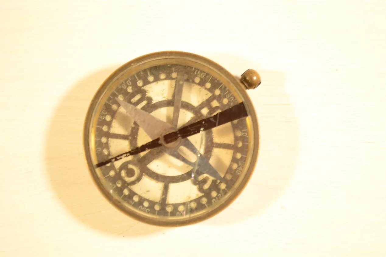 Первый компас Адрианова. Компас Адрианова 1911. Изобретение компаса в Китае. Первый магнитный компас. Компас 1 класс