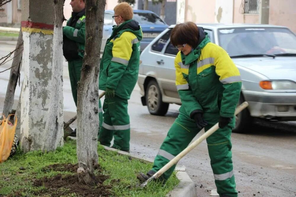 Одна бригада рабочих может посадить 600 деревьев. Зеленхоз Керчь. Рабочий по озеленению. Рабочий зеленого строительства. Работник зеленого хозяйства.