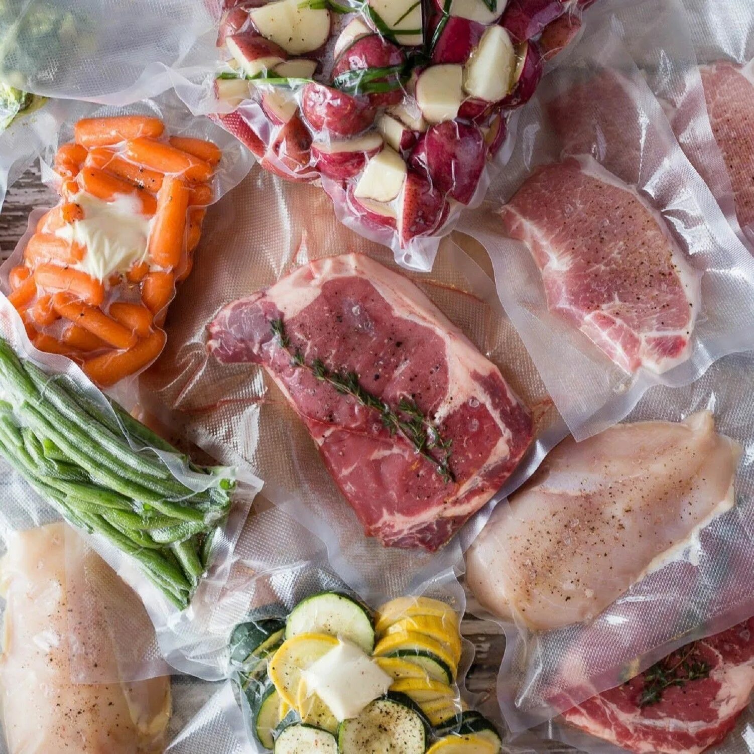 Упаковка мясных продуктов. Вакуумная упаковка. вакуумная упаковка продуктов. продукция в вакуумной упаковке. мясо в вакуумной упаковке.