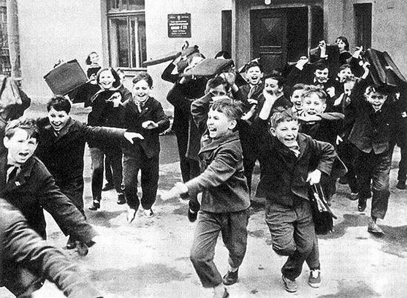 Советские школьники. Советские дети в школе. Счастливое советское детство. Советские школьники на перемене. Школа время детства