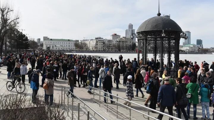 Человек на Плотинке Екатеринбург. Екатеринбург население 2022. Население города Екатеринбург. Много людей Екатеринбург. Население екатеринбурга 2024 год