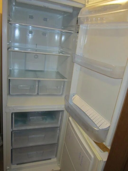 Холодильники 2 камерные ноу фрост. Холодильник Индезит 23999. Холодильник Индезит ноу Фрост. Холодильник Индезит двухкамерный ноу Фрост.