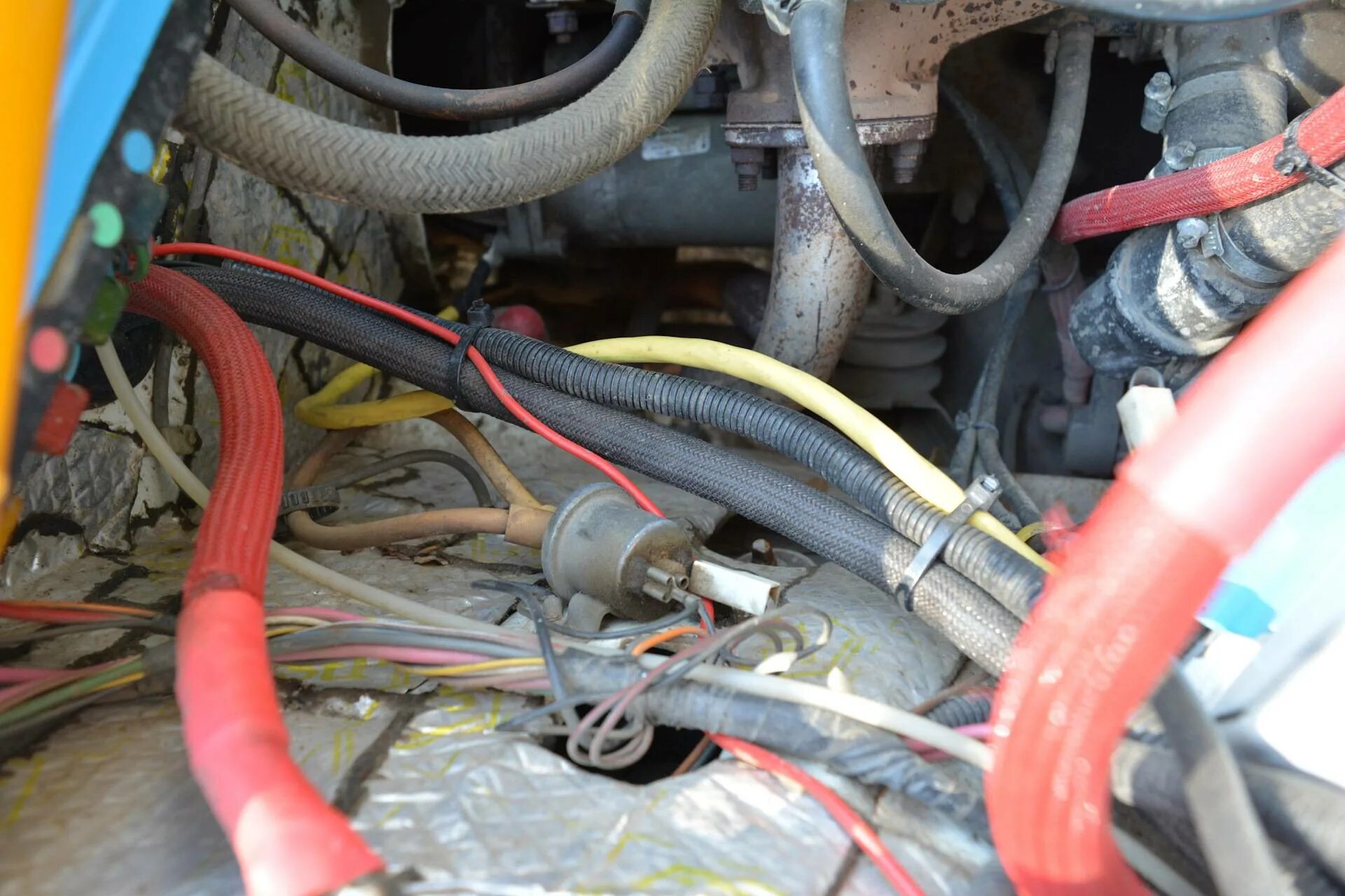 Масса ваз 2107 инжектор. Провод массы ваз 2107 инжектор. 2105 клемма массы. Провод массы двигателя ваз 2107. Масса двигателя 2107.