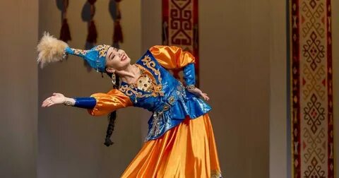 Би билеп тұрған қыз