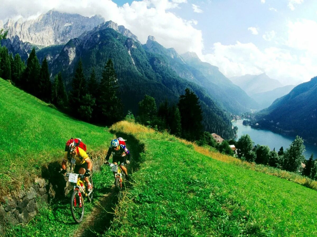 Сино-тибетские горы. Треккинг в горах. В горах и т д. Долина фунес доломитовые альпы италия. Человек с рюкзаком в горах.