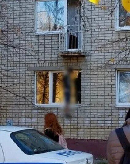 Балкон в общежитии. Эстетичный балкон. Трусы на балконе сушатся. Стеклянный балкон в хрущевке. Окно в общежитии.