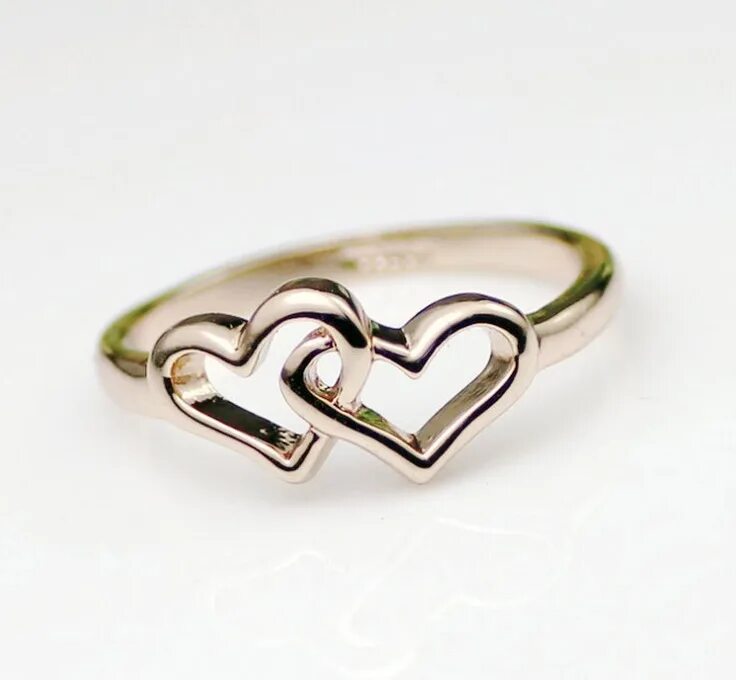 Кольцо с двумя сердечками. Золотое кольцо с двумя сердечками. Кольцо в виде зигзага. Кольцо в виде сердца.