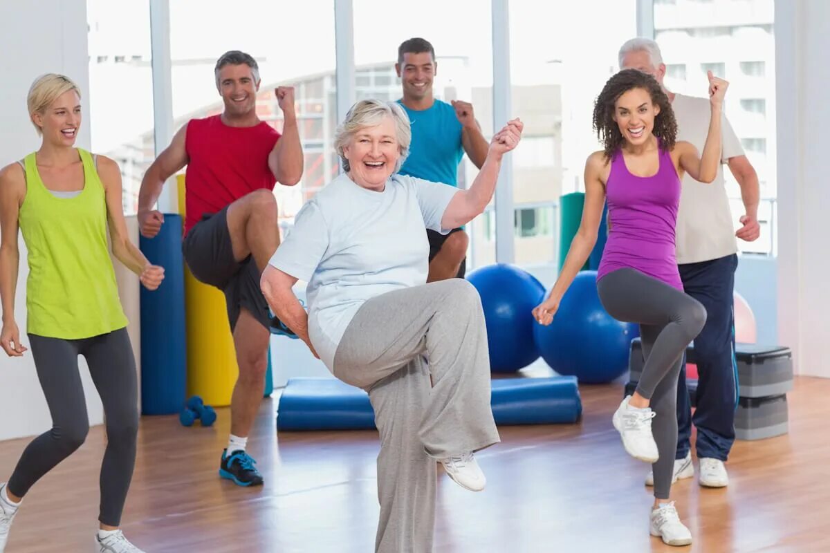 Упражнения для группы людей. Фитнес для пожилых. Спортивные упражнения для пожилых. Аэробика для пенсионеров. Групповые занятия пенсионеров.