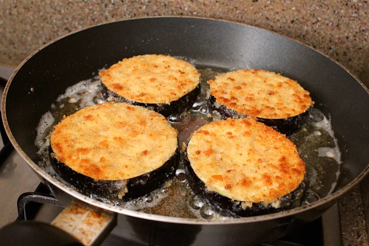 Вкусное на сковороде. Баклажаны жареные на сковороде. Баклажаны жареные на сковороде с чесноком. Жареные баклажаны на сковороде кружочками. Баклажаны намсковородке.